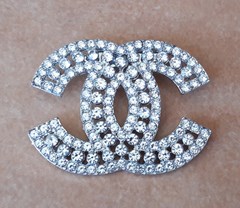 ANSTECKNADEL / PIN / BROSCHE IM CHANEL DESIGN #CH280-1